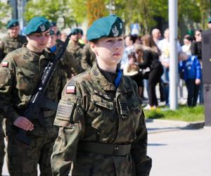 Ponad stu żołnierzy na Placu Solidarności w Olsztynie. Złożyli uroczystą przysięgę [ZDJĘCIA]