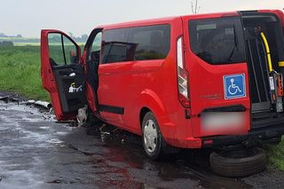 Śmiertelny wypadek pod Legnicą. 49-latka nie żyje. Pięcioro dzieci rannych [ZDJĘCIA]