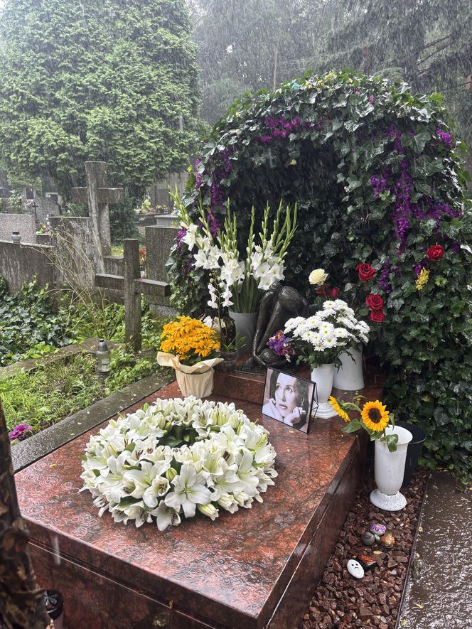 To już 7 lat, jak nie ma z nami Kory. Tak dzisiaj wygląda grób gwiazdy Maanamu