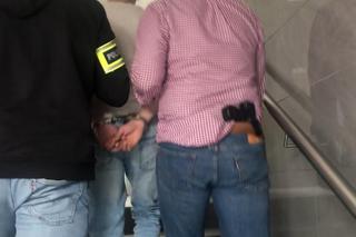 Przyjął niewinne zaproszenie od kolegów. Połamali mu kości i oskubali nawet z butów