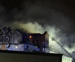 Pożar w Ząbkach. Strażacy przeszukują pogorzelisko