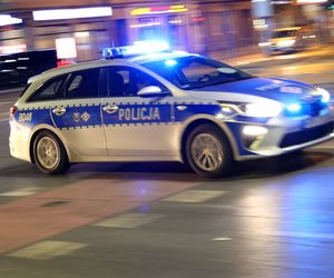 Wypadek w Markach. Kierowca Porsche roztrzaskał BMW i potrącił dwie osoby. Uciekł pieszo, trwa obława