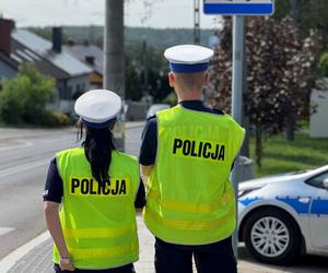 Policja skontrolowała kierowców odpłatnie przewożących pasażerów. W tle kilkadziesiąt sprawdzonych pojazdów i mandatów