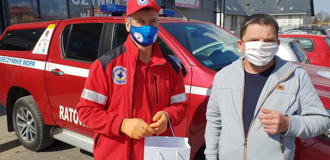 WOPR z Góry Kalwarii rozdaje emerytom maseczki