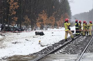 Wypadek na przejeździe kolejowym. Kierowca przeżył