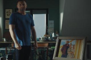 	M jak miłość odc. 1751.Bartek (Arkadiusz Smoleński), zdjęcie Marzenki (Olga Szomańska) i Andrzejka (Tomasz Oświeciński)