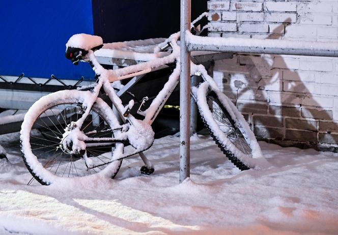 Kraków zasypany śniegiem. Armagedon na drogach. Ogromne utrudnienia w kursowaniu komunikacji miejskiej