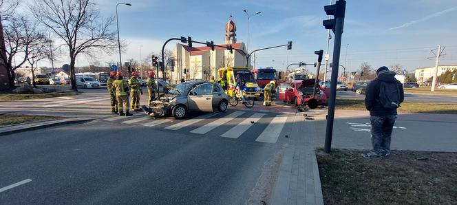 Zderzenie dwóch osobówek w Bydgoszczy! Jedna osoba ranna [ZDJĘCIA]