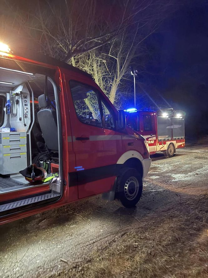 Woda w kolejnym potoku pod Krakowem zmieniła kolor. Interweniowali strażacy z grupy chemicznej