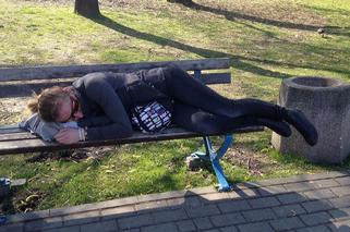 Justyna Kowalczyk śpi na ławce w parku! To nie tak jak myślicie [ZDJĘCIE]