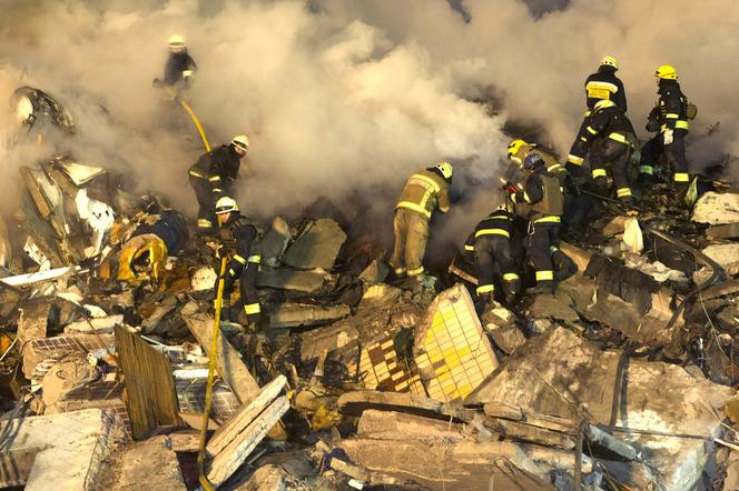 Rakieta uderzyła w wieżowiec w Dnieprze na Ukrainie