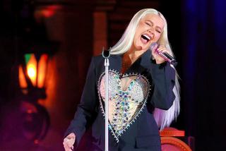 Christina Aguilera świeci dorodnymi piersiami i nie jest już blondynką