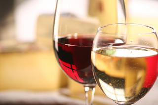 Jak klarować domowe wino? Co zrobić, żeby wino nie było mętne?