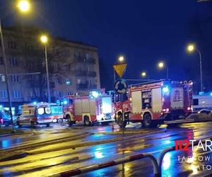 Zderzenie dwóch osobówek na rondzie w centrum Tarnowa
