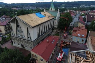 Burza zerwała dach kościoła w Brzesku! Chwile grozy podczas nabożeństwa