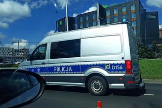 Utrudnienia na al. Solidarności. Ciężarówka zderzyła się z osobówką