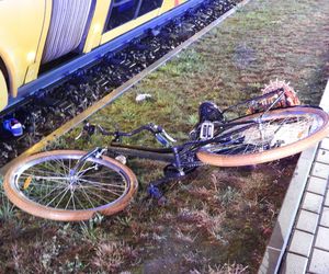 40-letnia rowerzystka wciągnięta pod pędzący tramwaj. „Liczne obrażenia ciała”