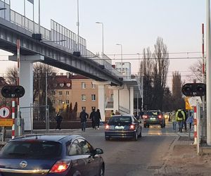  Takiego absurdu w Warszawie już dawno nie było. Mieszkańcy Pragi załamani po budowie kładki nad torami
