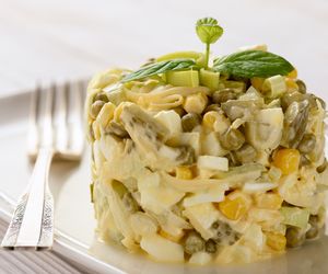 Szybka sałatka z pora i groszku konserwowego