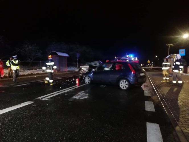 Parszów. Śmiertelny wypadek na DK42! Jedna osoba nie żyje, druga w szpitalu!