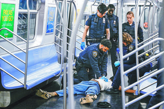 Krzyczał w metrze, udusili go