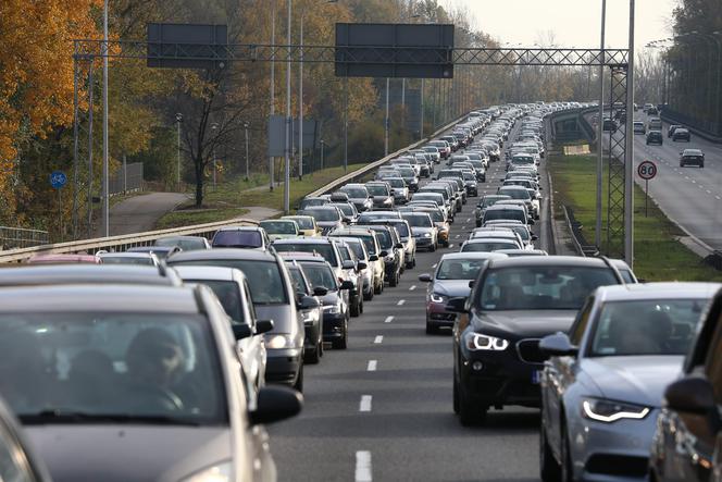 Korytarz życia i jazda na suwak to już prawny obowiązek! Od teraz będziesz jeździł inaczej [AUDIO]