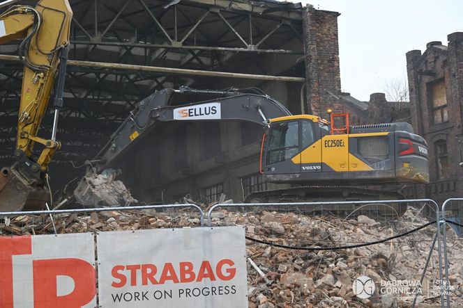 Wyburzanie dawnych hal fabrycznych w Dąbrowie Górniczej