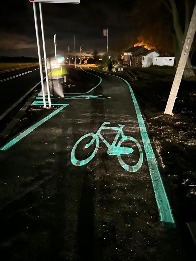 Droga dla rowerów oznaczona farbą fluorescencyjną w Wielkopolsce