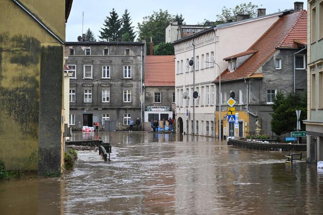 Powódź w Polsce. Miasta walczą ze skutkami powodzi. Dramatyczny widok