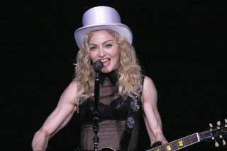 Madonna naprawia samochód. Z pośladkami na wierzchu