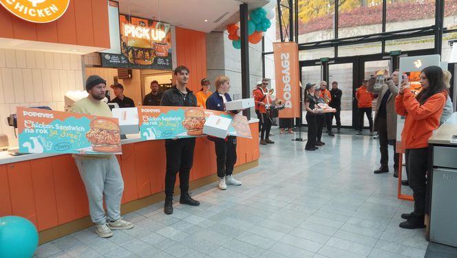 Tłumy na otwarciu Popeyes w Olsztynie. Rekordzista czekał w kolejce ponad 20 godzin
