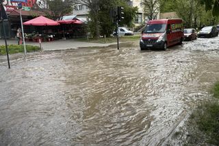 Ogromna awaria wodociągowa w Łodzi. Ulicami miasta płynie rzeka!