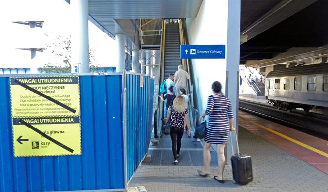 Budowa ruchomych schodów na dworcu Poznań Główny