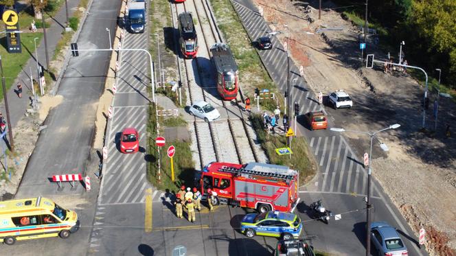 Kolizja na skrzyżowaniu w Będzinie. Kierująca fiatem utkwiła na torowisku 