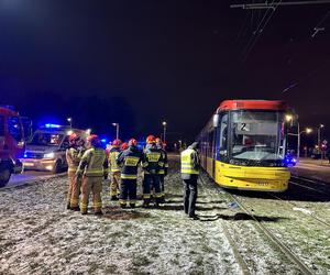 Szesnastolatek ciągnięty przez tramwaj. Chwilę wcześniej przechodził na czerwonym świetle. Cudem uniknął śmiercit