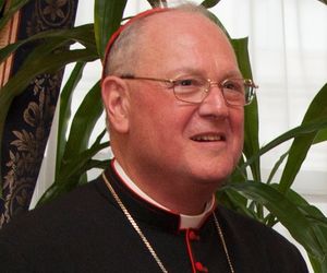 Cisza przed białym dymem. Kardynał Dolan wchodzi do konklawe 2025 i żegna się z wiernymi
