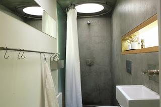 Łazienka w stylu industrialnym z betonem