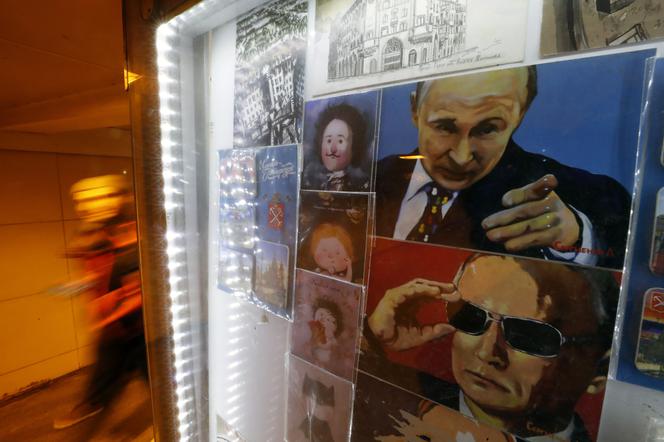 Obrazy z Władimirem Putinem na stoisku z pamiątkami w Petersburgu