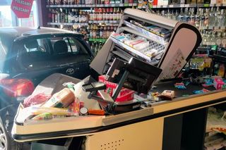 Konsekwencje po wypadku w Oborzyskach Starych. Starszy pan wjechał autem do marketu