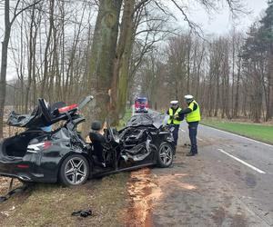 Śmiertelny wypadek w Bieruniu! Nie żyje 36-latek ze zmiażdżonego mercedesa [ZDJĘCIA]