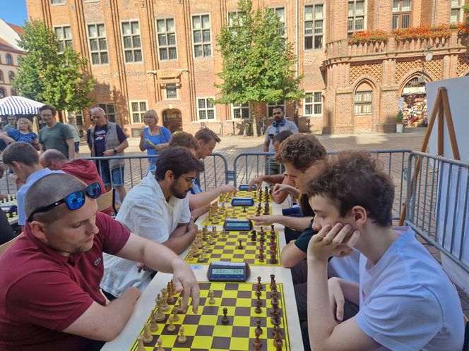 Szachiści opanowali centrum Torunia. Turniej błyskawiczny na Rynku Staromiejskim