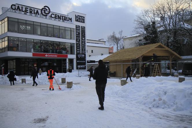 W centrum Lublina trwa montaż szopki bożonarodzeniowej