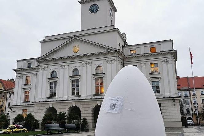 Kalisz. Gigantyczne jajko stanęło obok ratusza. O co chodzi? [ZDJĘCIA] 