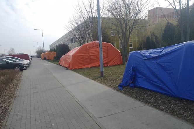 Namioty przed szpitalem