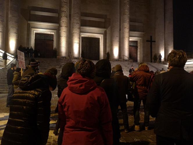 Strajk Kobiet w Katowicach. Około 200 osób zebrało się przed Archikatedrą Chrystusa Króla po opublikowaniu wyroku Trybunału Konstytucyjnego [ZDJĘCIA]