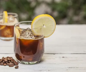 Mazagran. Francuski drink z kawy i soku z cytryny