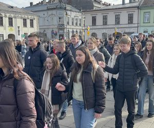 Maturzyści z Nowego Sącza zatańczyli poloneza na Rynku 