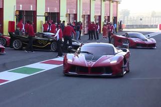 Głośna banda 14 sztuk Ferrari FXX K na torze wyścigowym 