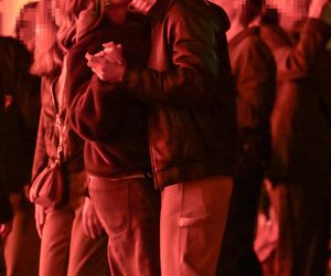 Maciej Musiał całował ukochaną na balkonie