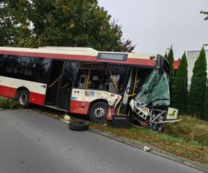 Zderzenie autobusu miejskiego z osobówką w Wilkowicach koło Leszna